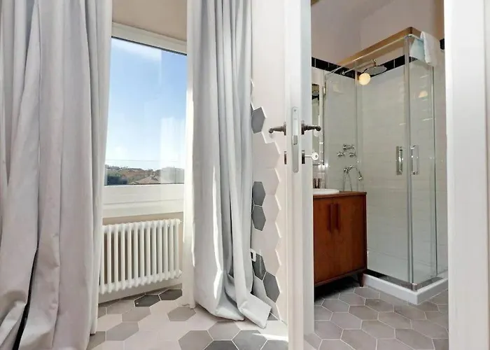 Julie's Renovated View Apartament