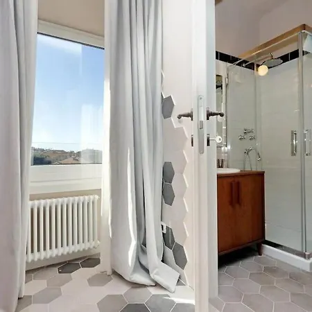 Julie's Renovated View Apartament